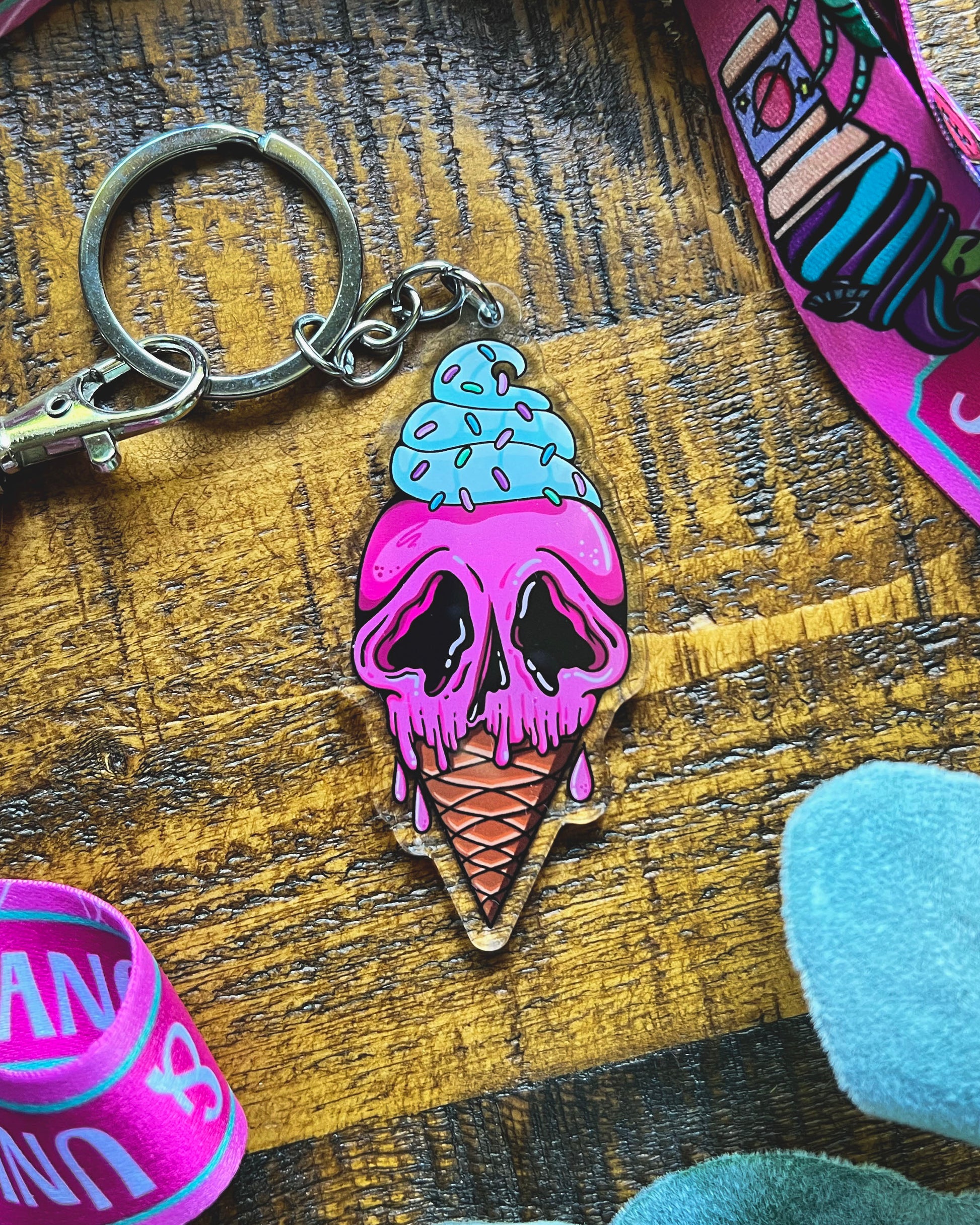 Keychain with a skull design in an ice cream cone, pink and white colors.